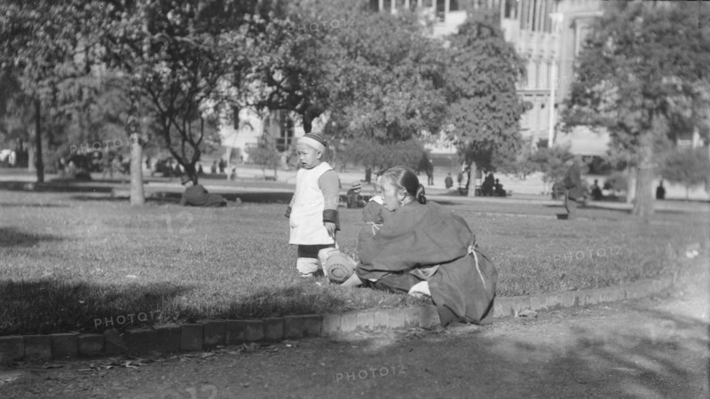 A picnic on Portsmouth Square, Chinatown, San Francisco, between 1896 and 1906. Creator: Arnold Genthe.