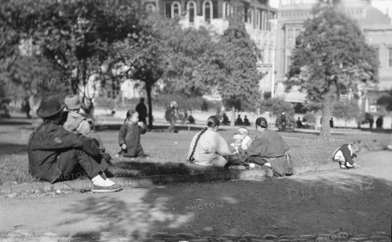 On Portsmouth Square, Chinatown, San Francisco, between 1896 and 1906. Creator: Arnold Genthe.