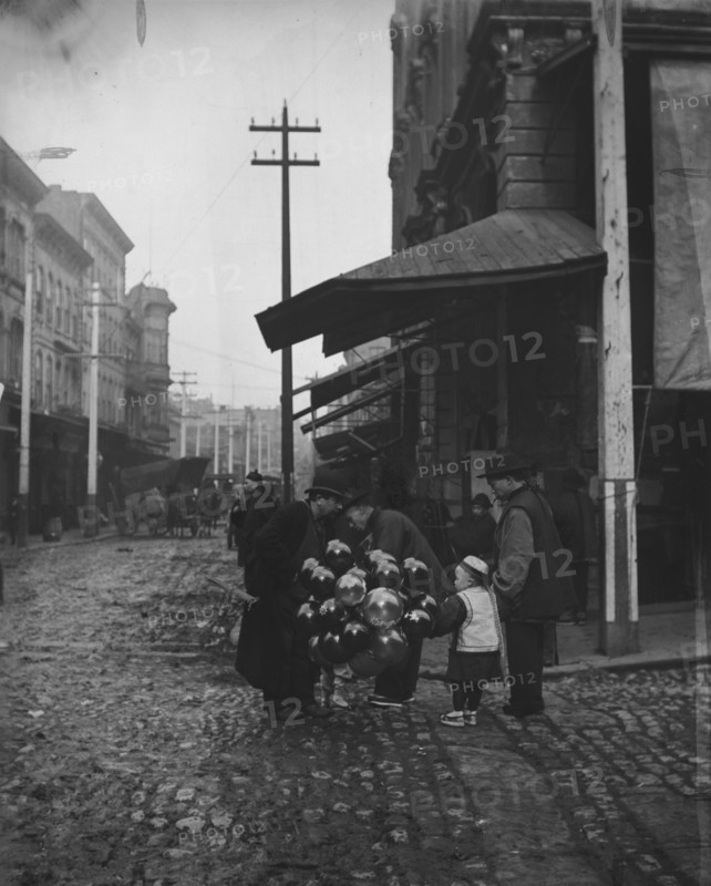 Jewish balloon man, Chinatown, San Francisco, between 1896 and 1906. Creator: Arnold Genthe.