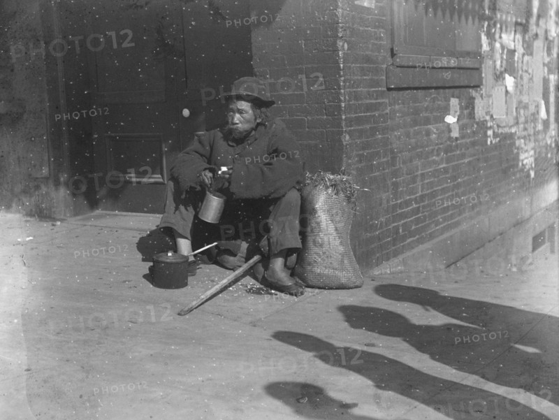 The paper gatherer, Chinatown, San Francisco, between 1896 and 1906. Creator: Arnold Genthe.