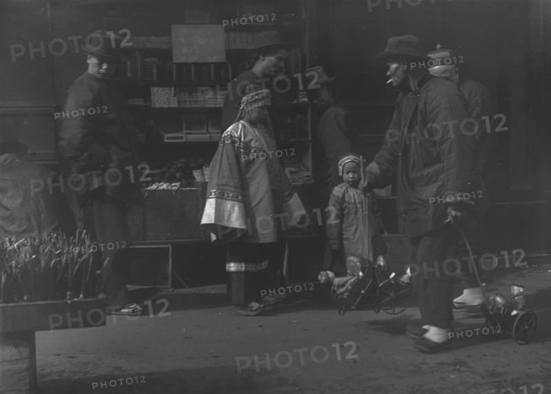 The toy peddler, Chinatown, San Francisco, between 1896 and 1906. Creator: Arnold Genthe.