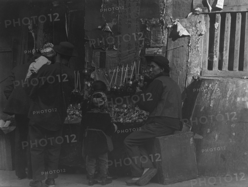 Toy merchants, Chinatown, San Francisco, between 1896 and 1906. Creator: Arnold Genthe.