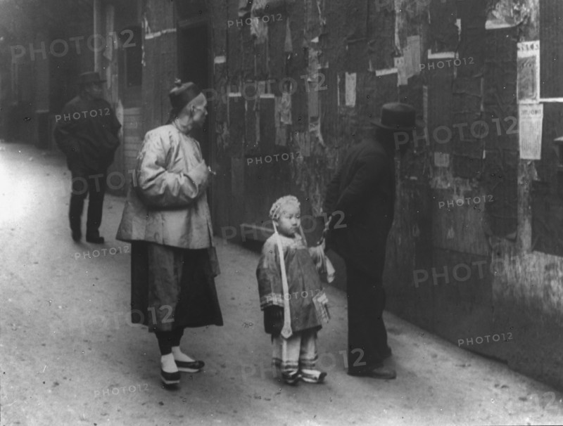 Reading the Tong proclamation, Chinatown, San Francisco, between 1896 and 1906. Creator: Arnold Genthe.
