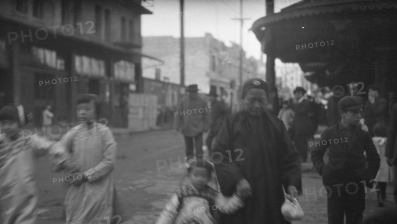 Street scene, Chinatown, San Francisco, between 1896 and 1906. Creator: Arnold Genthe.