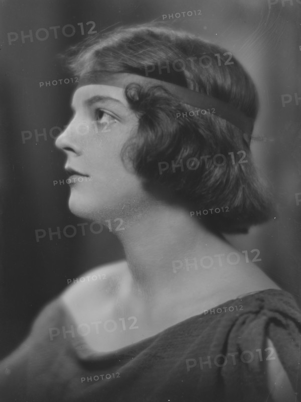 Carmen, Miss, portrait photograph, 1917. Creator: Arnold Genthe.