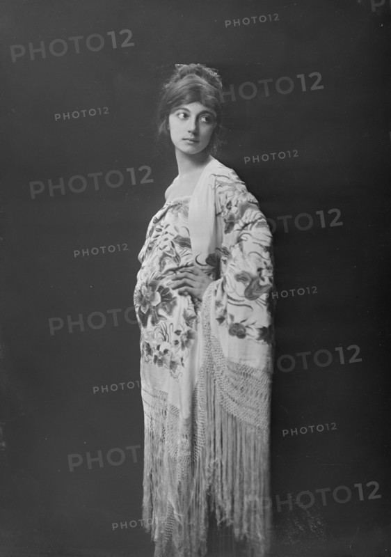 Cowan, Rosamonde, Miss (Rose Rolanda , Mrs. Miguel C.), portrait photograph, between 1915 and 1919. Creator: Arnold Genthe.