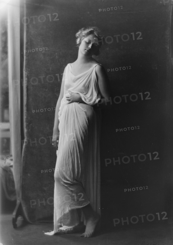 Florence Noyes dancers, between 1915 and 1918. Creator: Arnold Genthe.