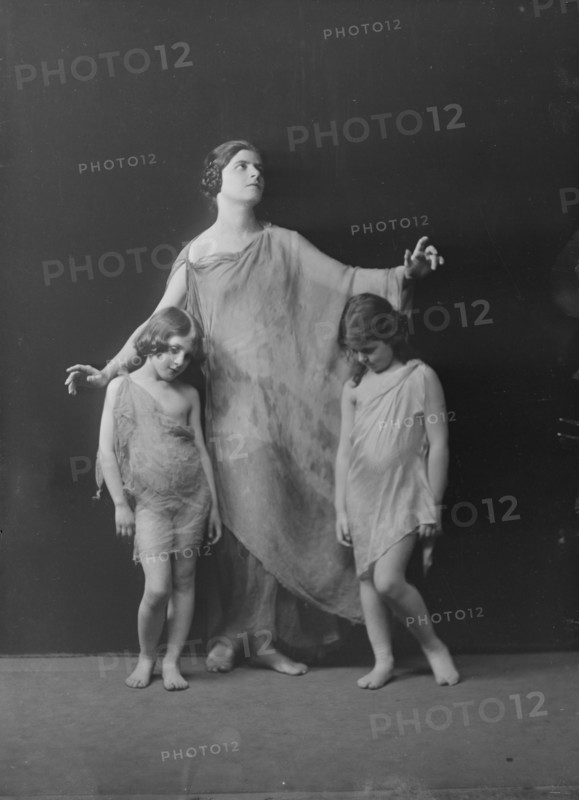 Florence Noyes dancers, between 1915 and 1918. Creator: Arnold Genthe.
