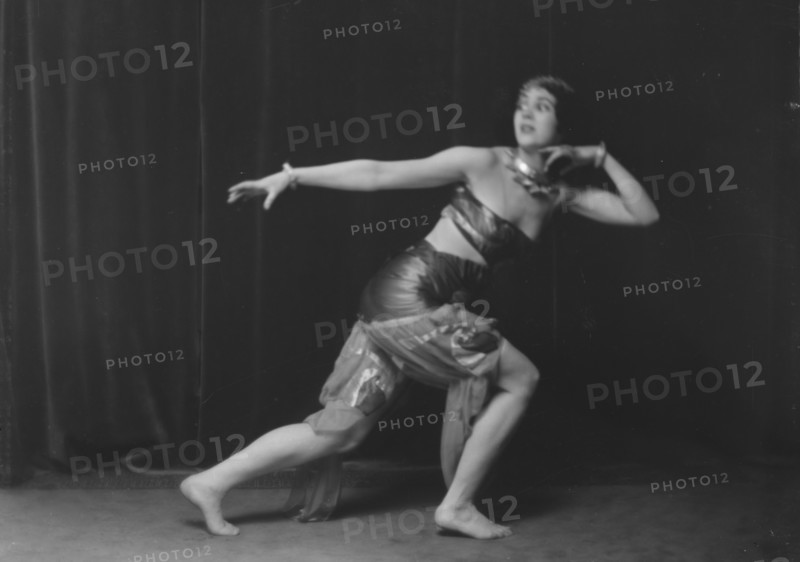 Hoff, Vanda, Miss, 1916 May 21. Creator: Arnold Genthe.