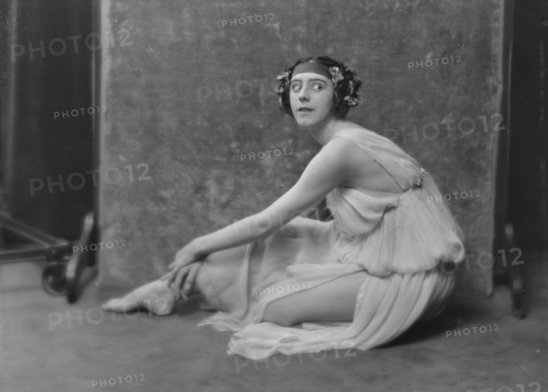 Moore, Dulcie, Miss, portrait photograph, between 1916 and 1918. Creator: Arnold Genthe.