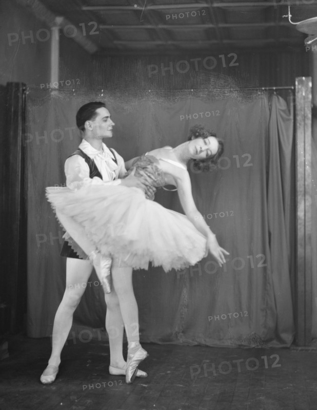 Swiskaya, Countess, and male dance partner, between 1917 and 1929. Creator: Arnold Genthe.