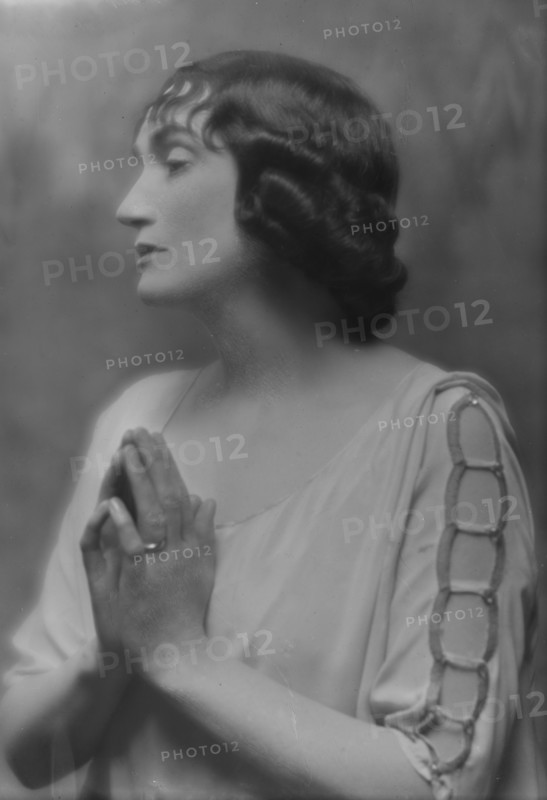 Barker, Granville, Mrs. (Lillah MacCarthy), portrait photograph, 1915 Feb. 26. Creator: Arnold Genthe.