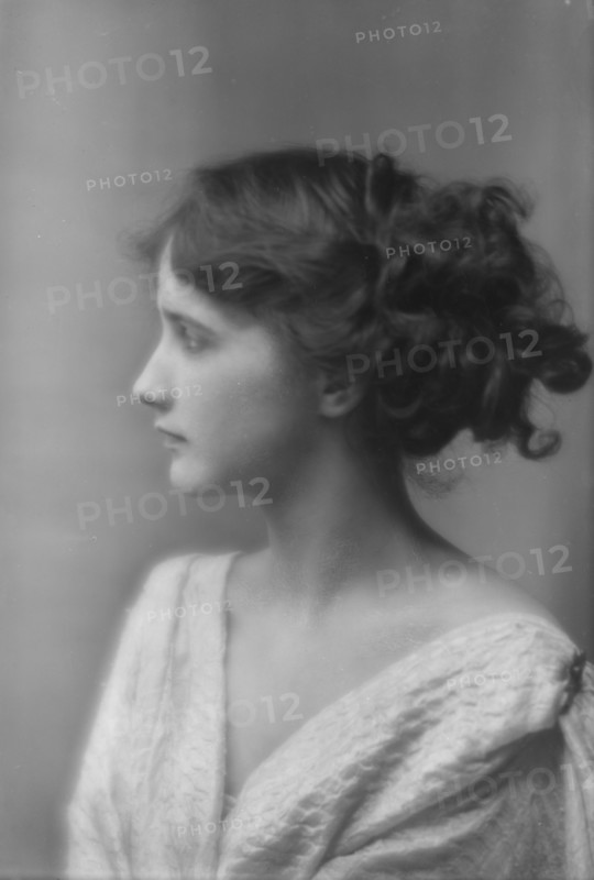 Isadora Duncan dancer, portrait photograph, between 1915 and 1923. Creator: Arnold Genthe.