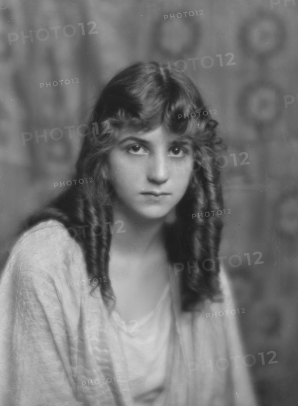 Isadora Duncan dancer, portrait photograph, between 1915 and 1923. Creator: Arnold Genthe.