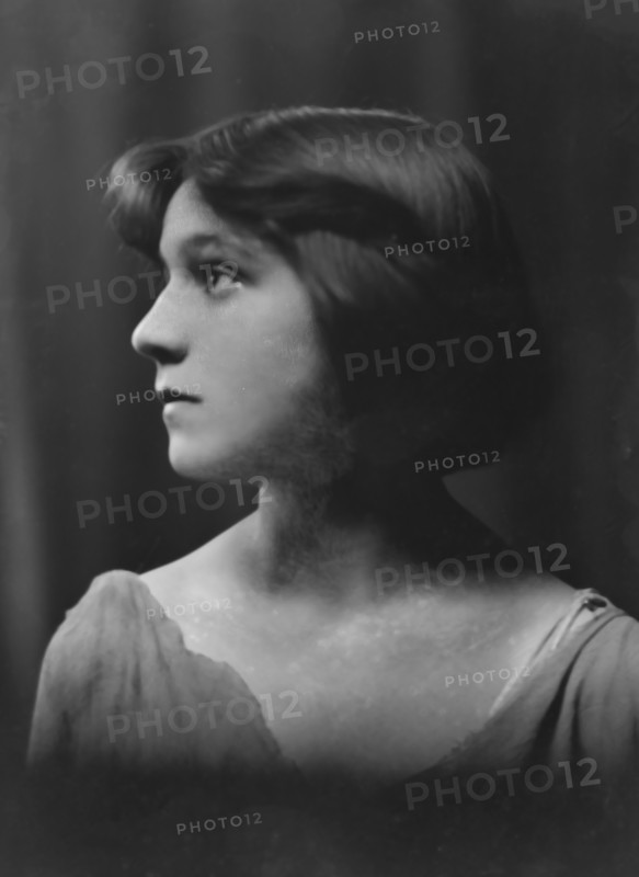 Isadora Duncan dancer, portrait photograph, between 1915 and 1923. Creator: Arnold Genthe.