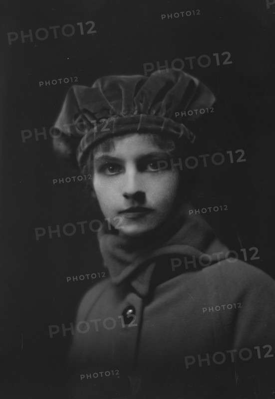 Isadora Duncan dancer, portrait photograph, between 1915 and 1923. Creator: Arnold Genthe.