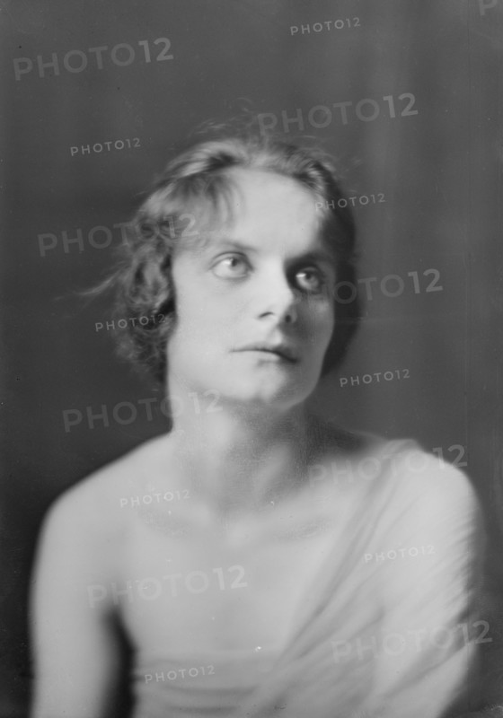 Isadora Duncan dancer, portrait photograph, between 1915 and 1923. Creator: Arnold Genthe.