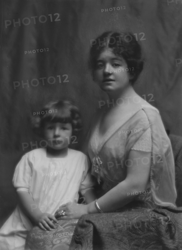 Goddard, Mrs., and children, portrait photograph, between 1912 and 1915. Creator: Arnold Genthe.