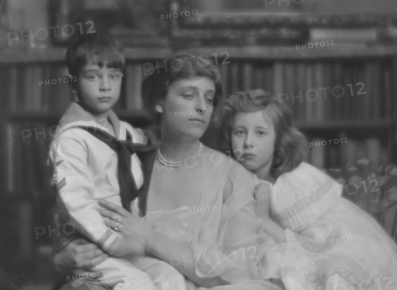Haggin, Ben Ali, Jr., Mrs., and children, portrait photograph, 1916 Mar. 31. Creator: Arnold Genthe.