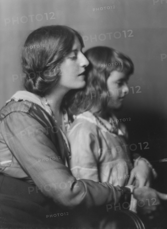 Leo, Edgar, Mrs., and daughter, portrait photograph, 1916. Creator: Arnold Genthe.