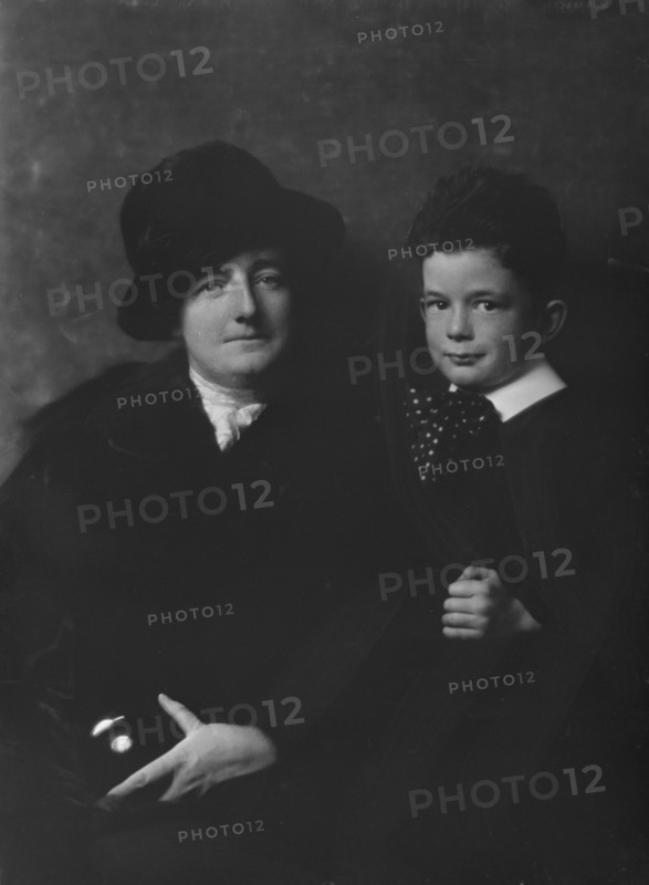 Norris, Charles G., Mrs., and son, portrait photograph, between 1913 and 1942. Creator: Arnold Genthe.