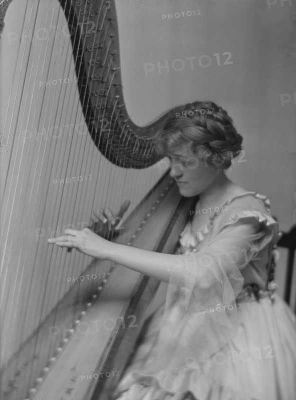 Dilling, Mildred, Miss, portrait photograph, 1916 Mar. 21. Creator: Arnold Genthe.