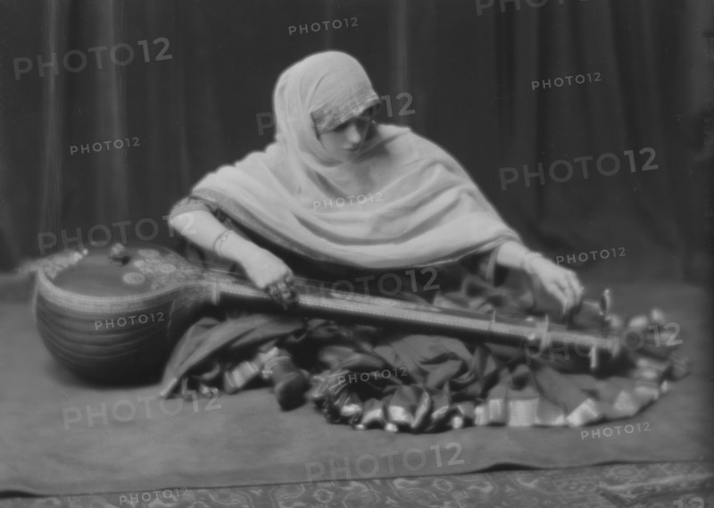 Coomarasumay, Ananda, Mrs. (Ratan Devi), portrait photograph, 1916 Mar. 14. Creator: Arnold Genthe.