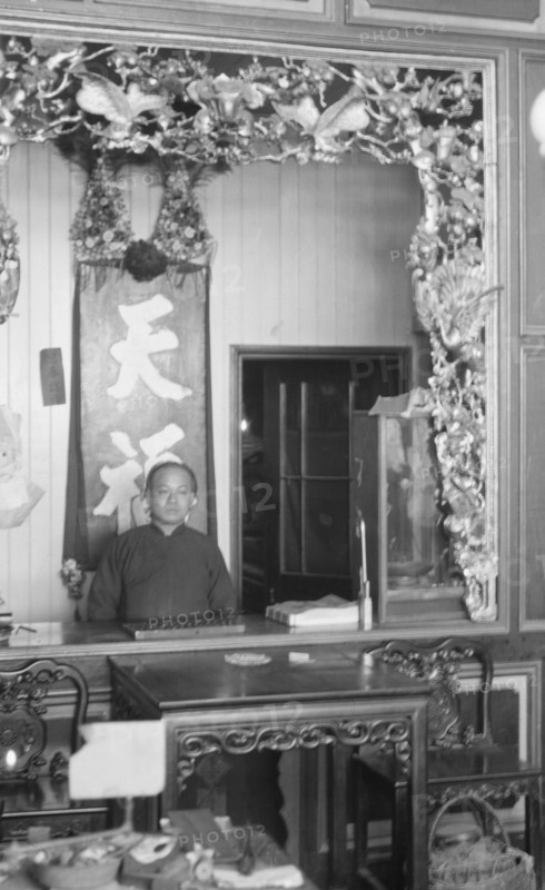A goldsmith's shop, Chinatown, San Francisco, between 1896 and 1906. Creator: Arnold Genthe.