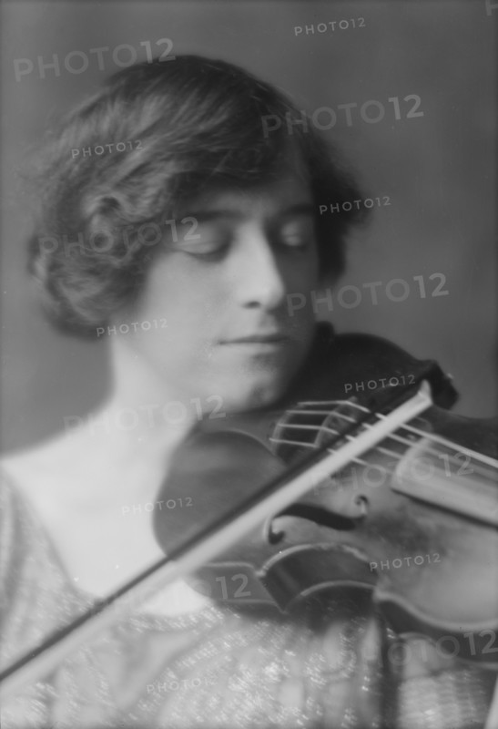 Rubel, Miss, portrait photograph, 1915 July 3. Creator: Arnold Genthe.