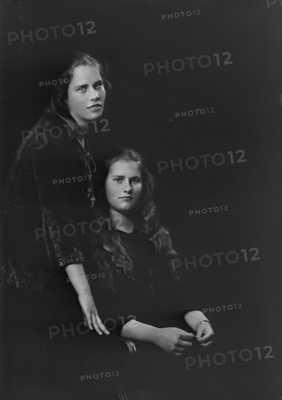Misses Mary and Katherine Pillsbury, portrait photograph, 1919 Sept. 29. Creator: Arnold Genthe.