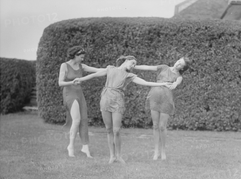 Anita Zahn dancers, between 1911 and 1942. Creator: Arnold Genthe.
