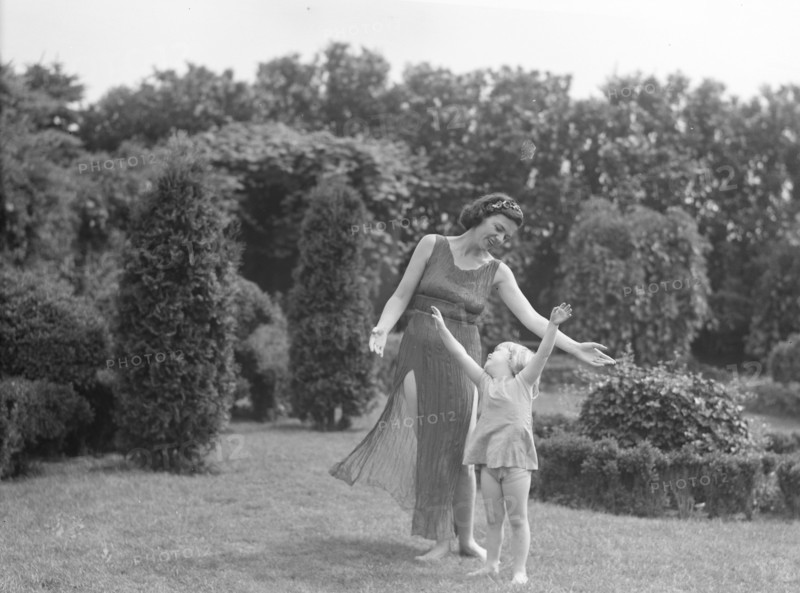 Anita Zahn dancers, between 1911 and 1942. Creator: Arnold Genthe.