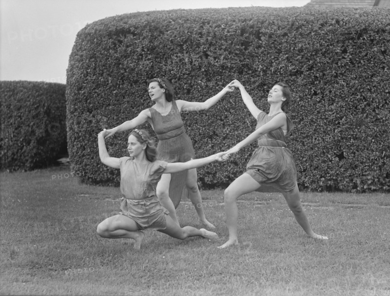 Anita Zahn dancers, between 1911 and 1942. Creator: Arnold Genthe.