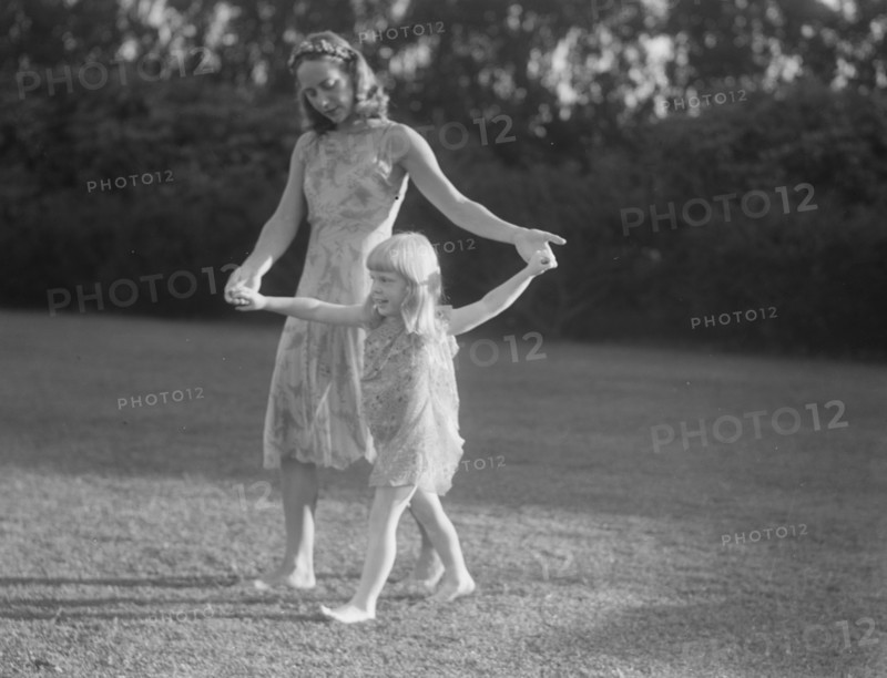 Anita Zahn dancers, between 1911 and 1942. Creator: Arnold Genthe.