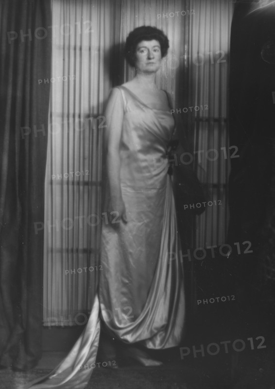 Mrs. Sidney Aske, portrait photograph, 1918. Creator: Arnold Genthe.