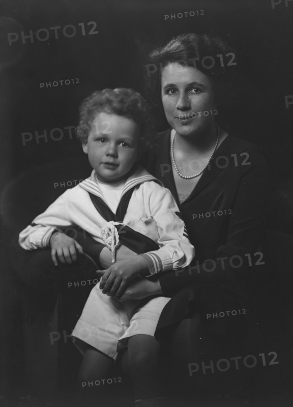 Mrs. Willard Baldwin and child, portrait photograph, 1930 May 5. Creator: Arnold Genthe.