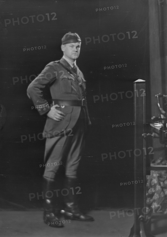Captain Bell, portrait photograph, 1919 May 1. Creator: Arnold Genthe.