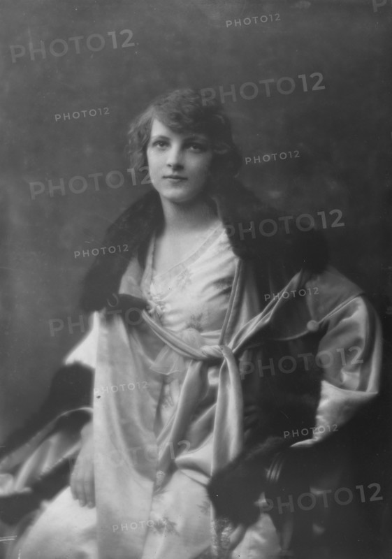 Miss Grace Burt, portrait photograph, 1918 Jan. 19. Creator: Arnold Genthe.