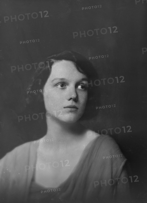 Miss Helen Chamberlain, portrait photograph, 1918 May 28. Creator: Arnold Genthe.