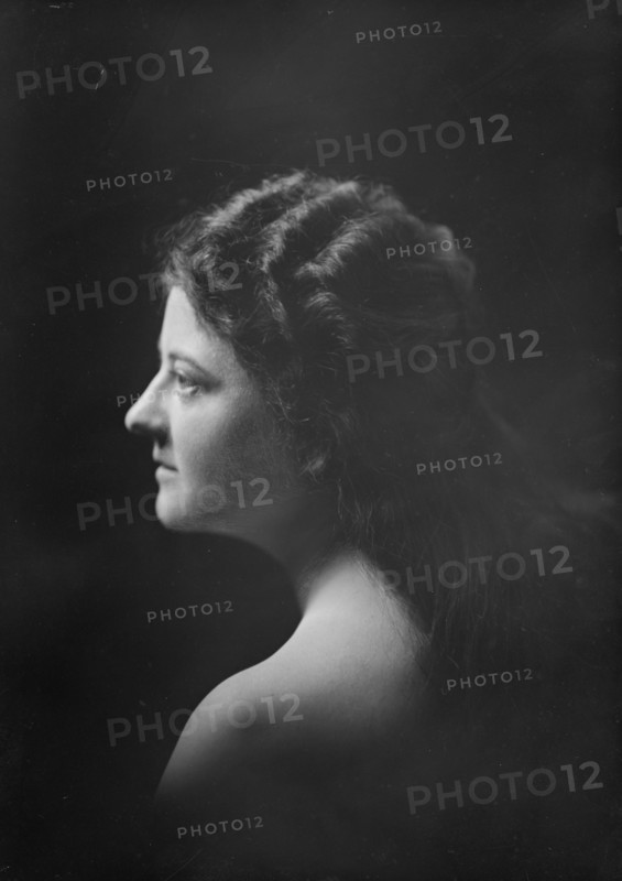 Miss Doris Doscher, portrait photograph, 1918 Dec. 12. Creator: Arnold Genthe.