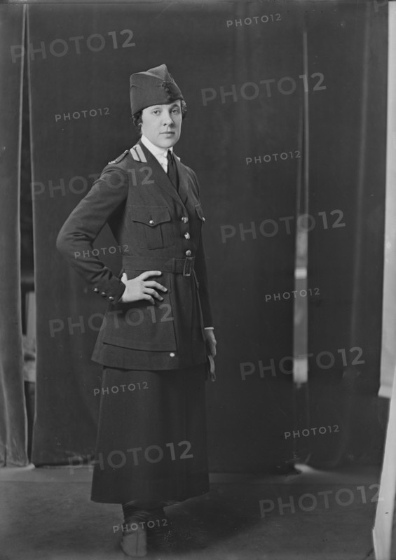 Miss S. Dowman, portrait photograph, 1918 Oct. 26. Creator: Arnold Genthe.