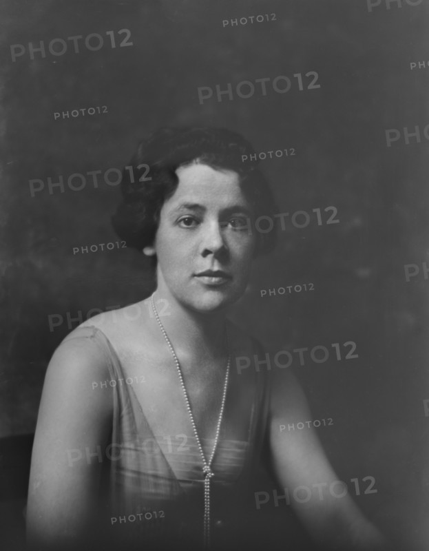 Miss S. Dowman, portrait photograph, 1918 Oct. 30. Creator: Arnold Genthe.