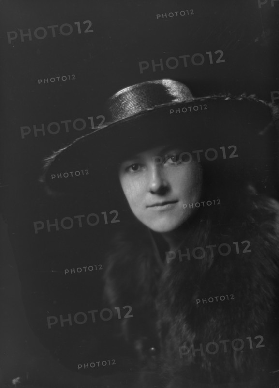 Miss Marianne Dozies, portrait photograph, 1919 Apr. 8. Creator: Arnold Genthe.