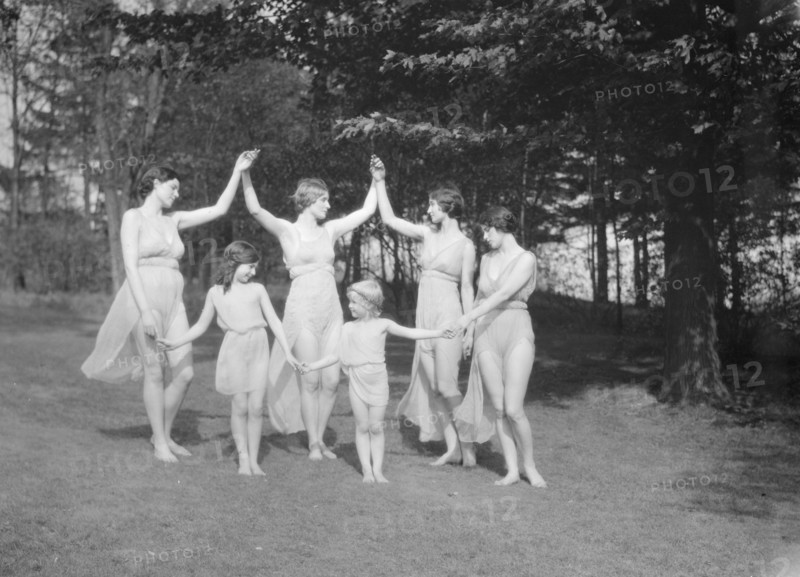 Elizabeth Duncan dancers, between 1916 and 1941. Creator: Arnold Genthe.