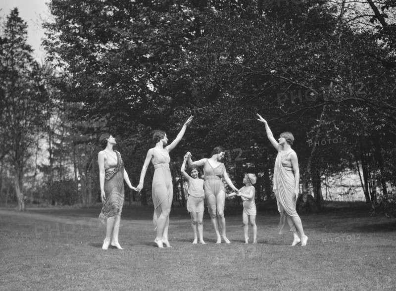 Elizabeth Duncan dancers, between 1916 and 1941. Creator: Arnold Genthe.