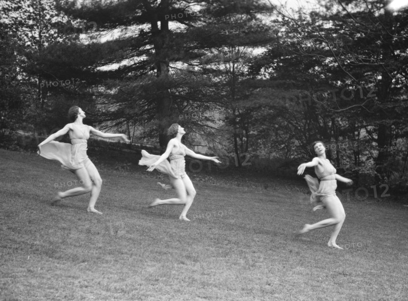 Elizabeth Duncan dancers, between 1916 and 1941. Creator: Arnold Genthe.