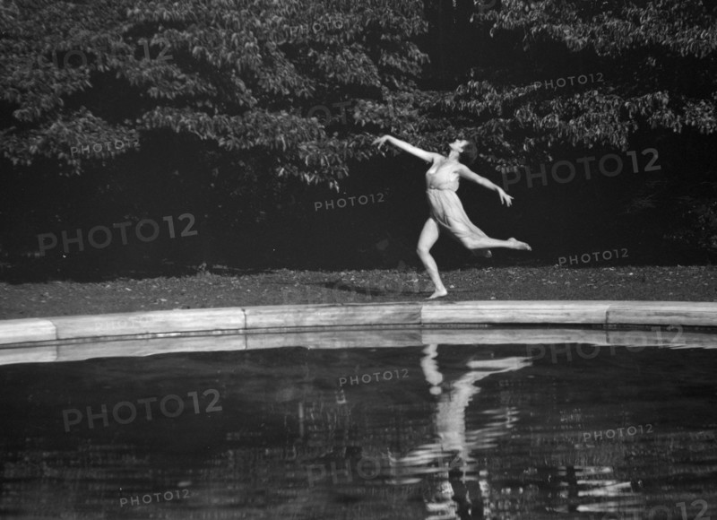 Elizabeth Duncan dancers, between 1916 and 1941. Creator: Arnold Genthe.