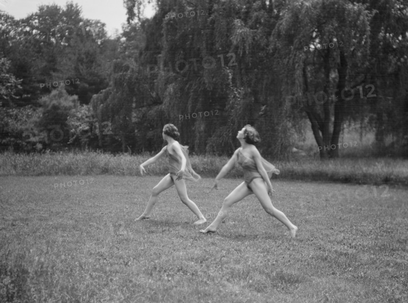 Elizabeth Duncan dancers, between 1916 and 1941. Creator: Arnold Genthe.