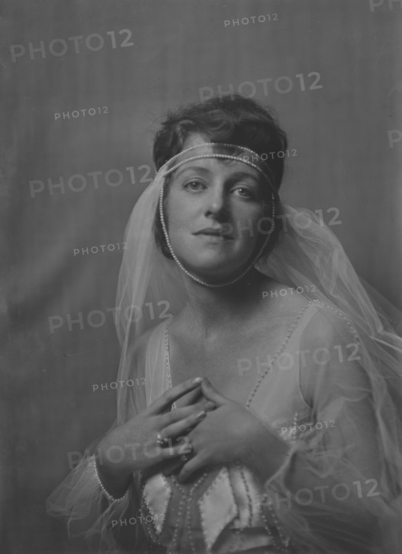 Mrs. W.S. Elliott, portrait photograph, 1918 Nov. 6. Creator: Arnold Genthe.