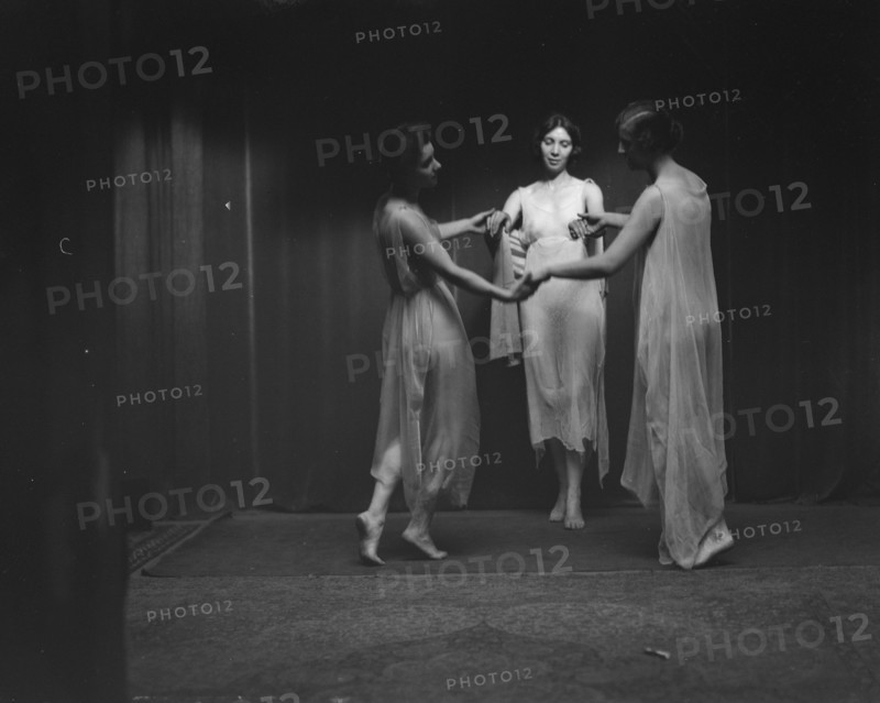 Elsie Dufour dancers, between 1918 and 1920. Creator: Arnold Genthe.